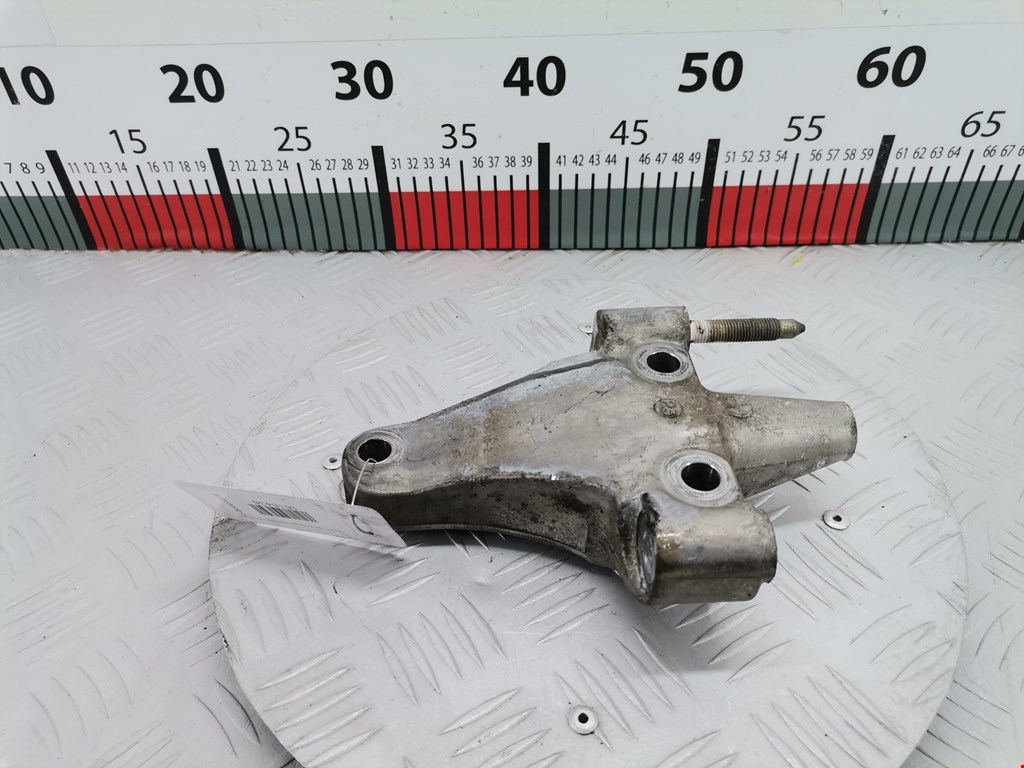 Кронштейн (крепление лапа) двигателя Nissan Maxima 4 (1994-2000)