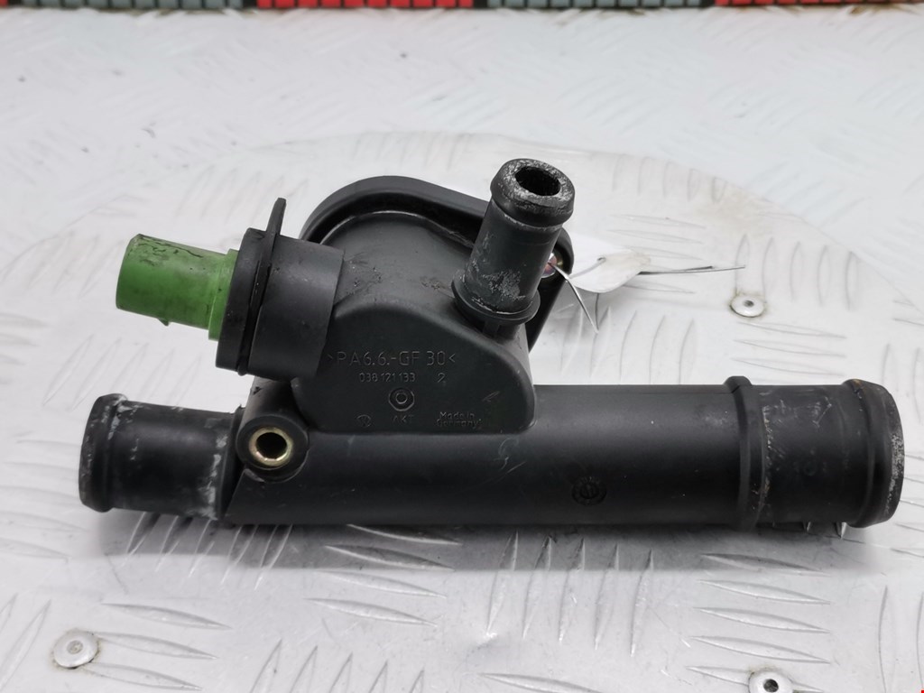 Фланец (штуцер системы охлаждения тройник) Skoda Octavia 1U (1996-2010)