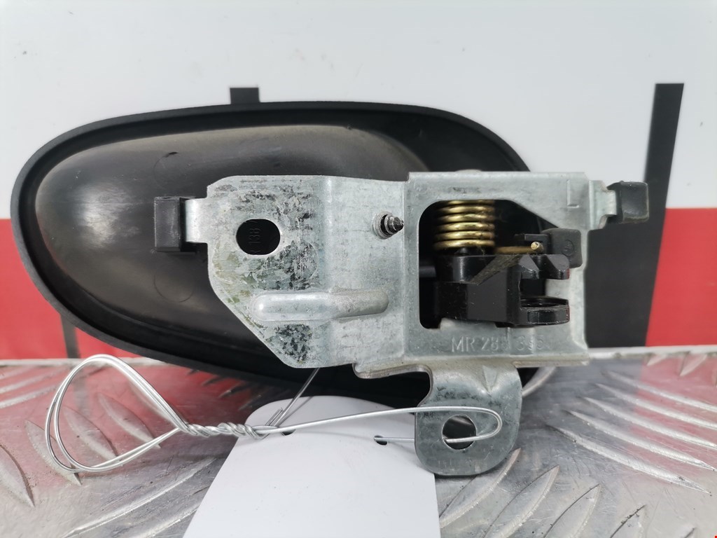 Ручка дверная передняя внутренняя левая MITSUBISHI Carisma 1995-1999