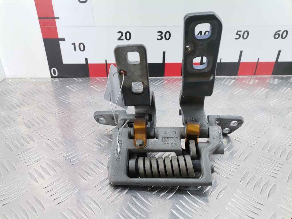 Петля крышки (двери) багажника BMW 5-Series (E60/E61) (2003-2010)
