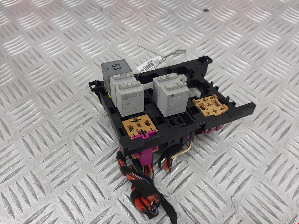 Блок реле VOLKSWAGEN Tiguan 2007-2016