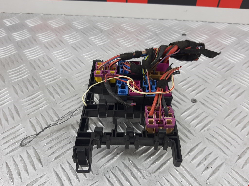 Блок реле VOLKSWAGEN Tiguan 2007-2016