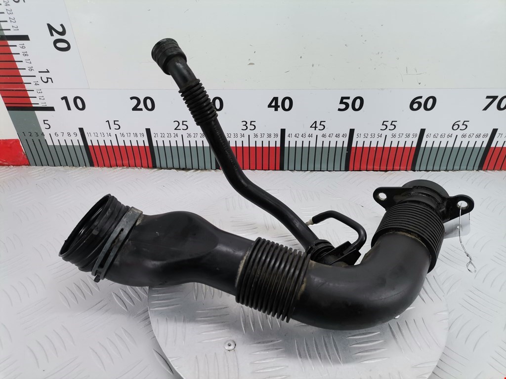 Патрубок воздушного фильтра VOLKSWAGEN Polo III 1994-2001