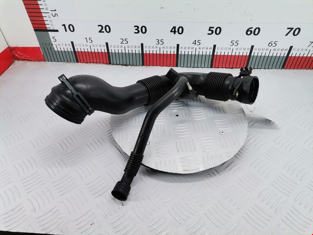 Патрубок воздушного фильтра VOLKSWAGEN Polo III 1994-2001