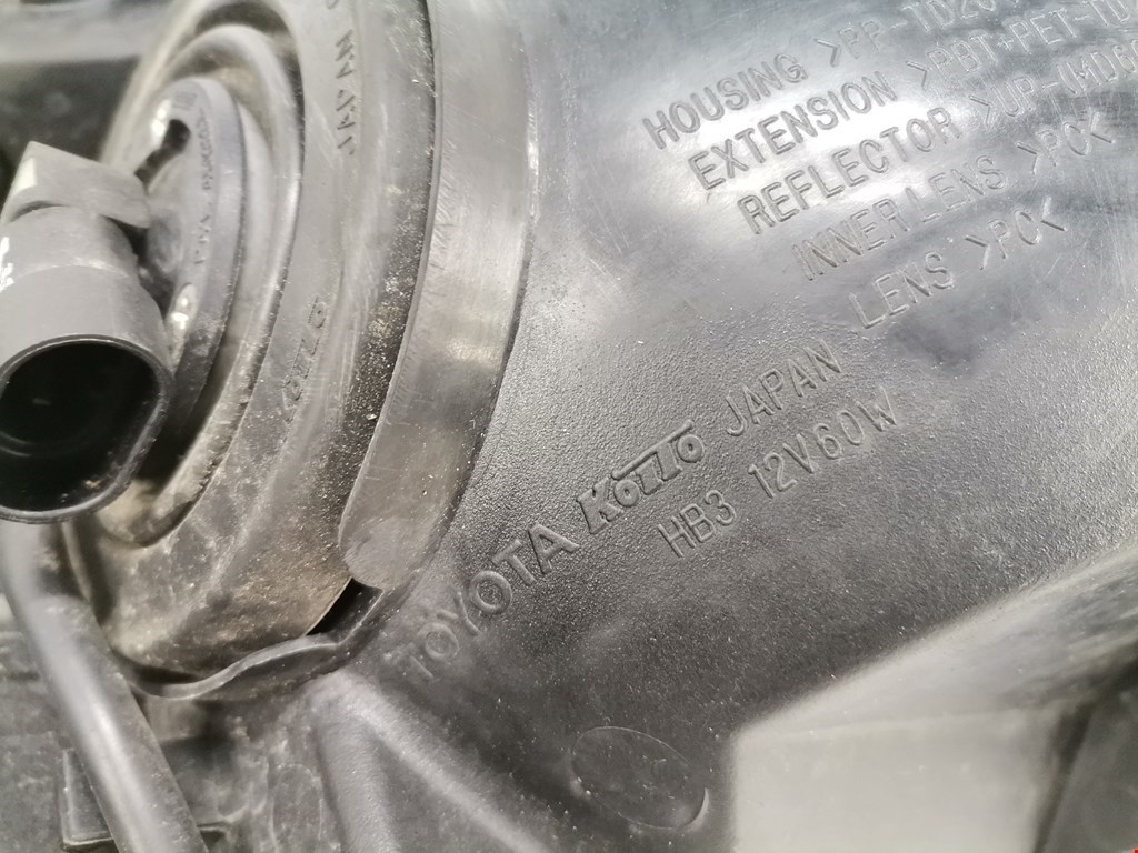 Фара левая TOYOTA Prius III XW30 2009-2015