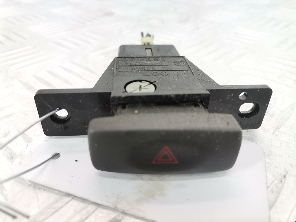 Кнопка аварийной сигнализации (аварийки) MITSUBISHI Sigma 1990-1996