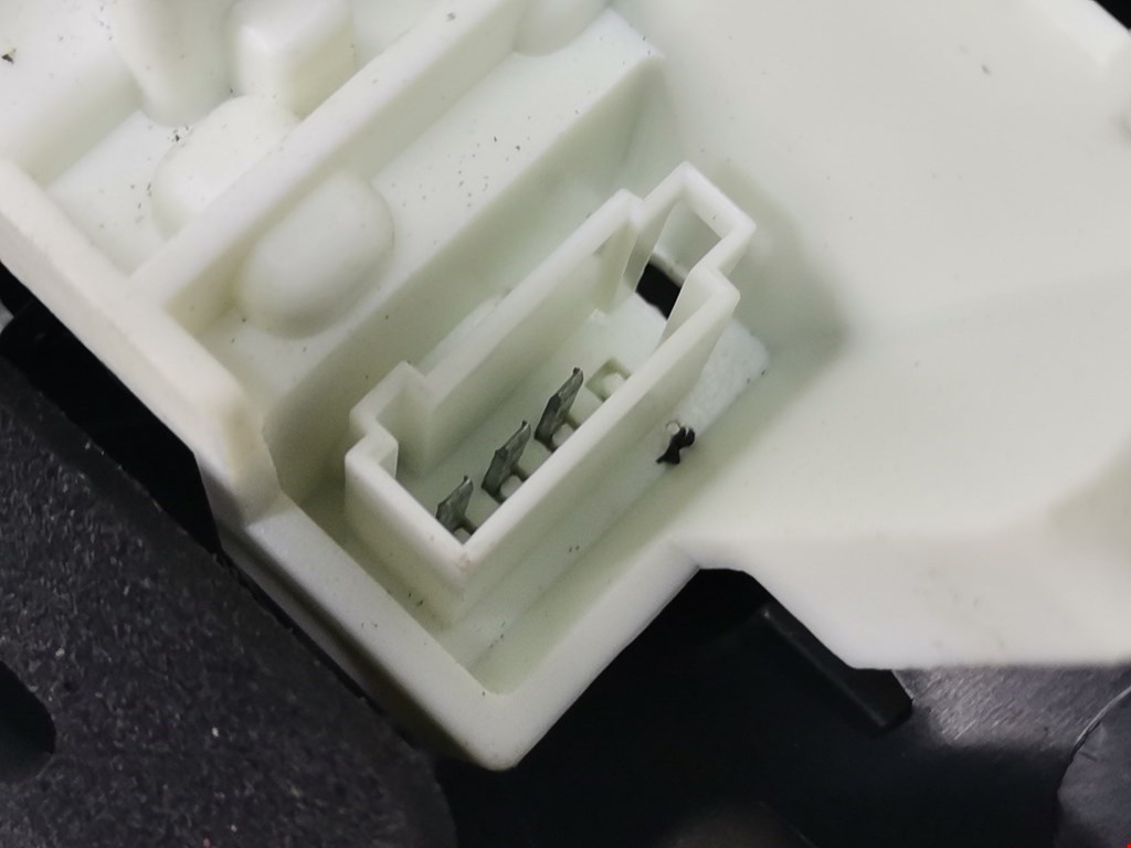 Фонарь задний внутренний левый OPEL Astra J 2009-2017