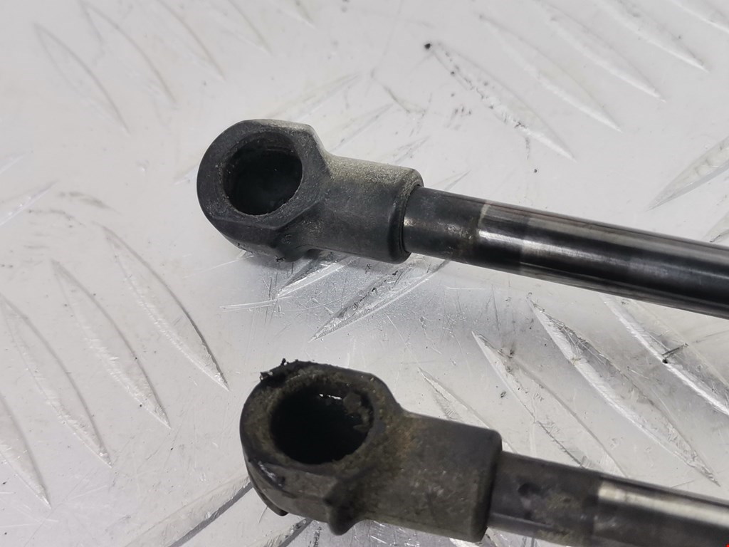 Амортизатор крышки (двери) багажника TOYOTA Yaris II XP50 2005-2011