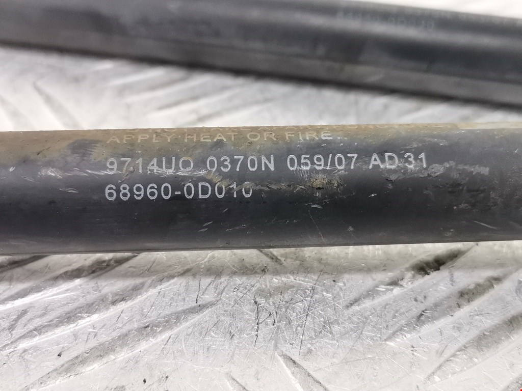 Амортизатор крышки (двери) багажника TOYOTA Yaris II XP50 2005-2011