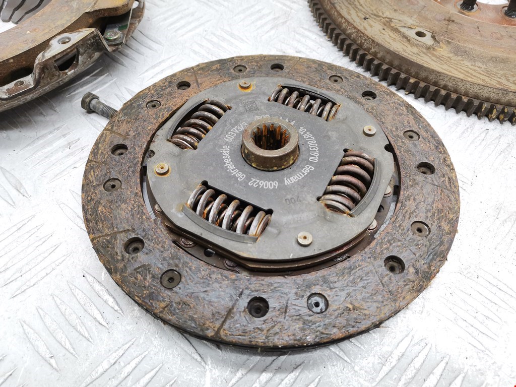 Маховик (демпфер сцепления) OPEL Corsa C 2000-2006