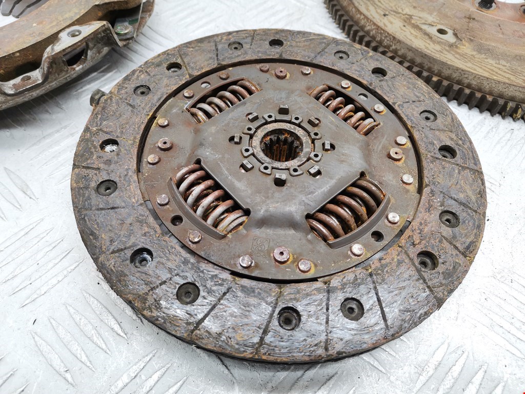 Маховик (демпфер сцепления) OPEL Corsa C 2000-2006