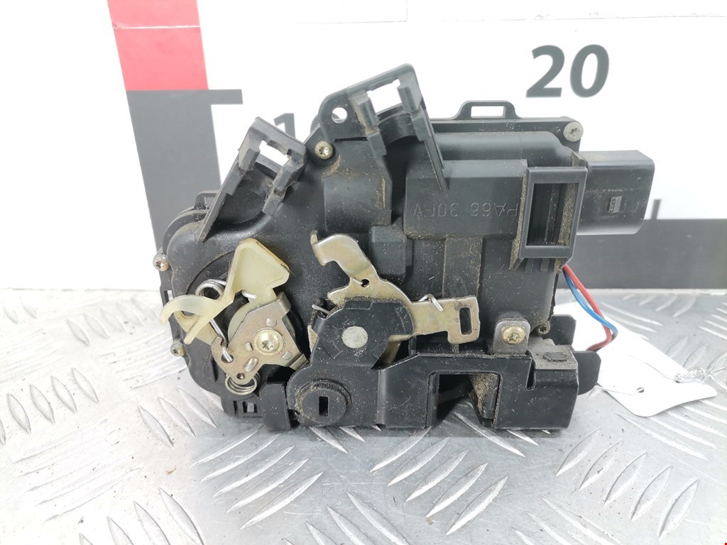 Замок двери задней левой AUDI A6 C5 1997-2004