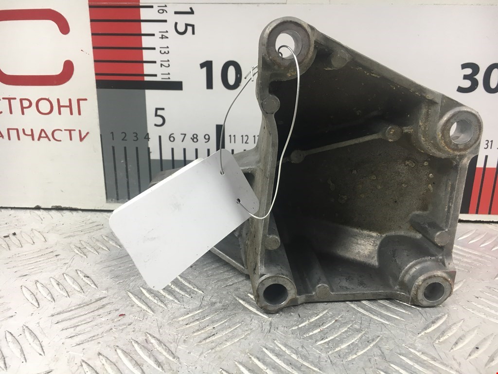 Кронштейн (крепление лапа) двигателя Audi A6 C5 (1997-2005)