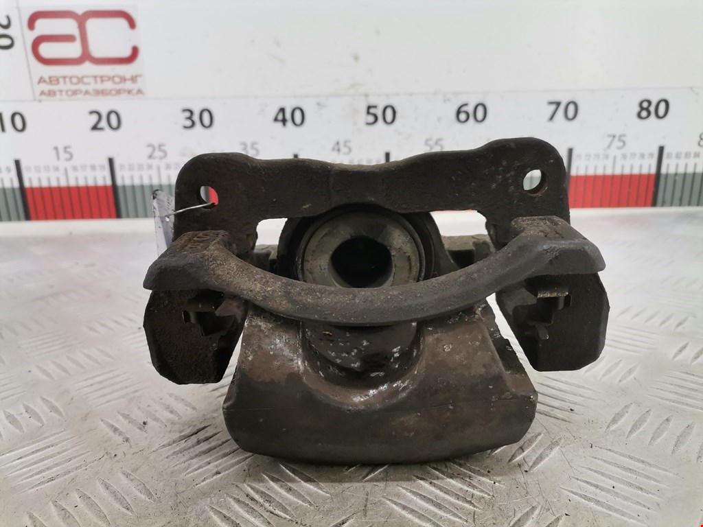 Суппорт передний правый TOYOTA Prius III XW30 2009-2015