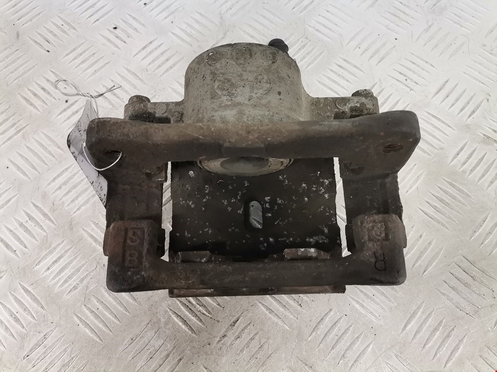 Суппорт передний правый TOYOTA Prius III XW30 2009-2015