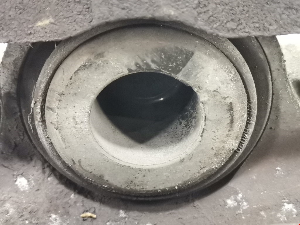 Суппорт передний правый TOYOTA Prius III XW30 2009-2015