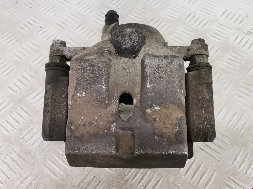 Суппорт передний правый TOYOTA Prius III XW30 2009-2015