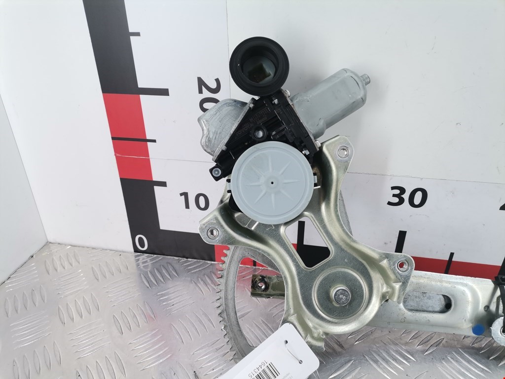 Стеклоподъемник передний правый TOYOTA Prius III XW30 2009-2015