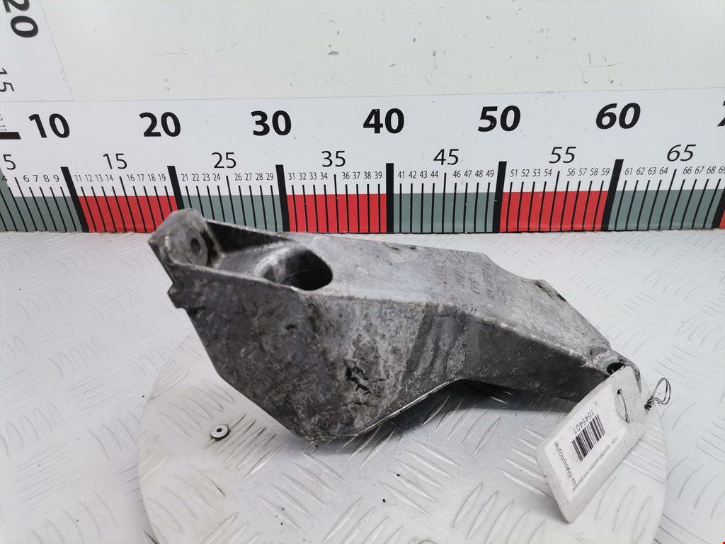 Кронштейн (крепление лапа) двигателя Audi A4 B6 (2000-2006)