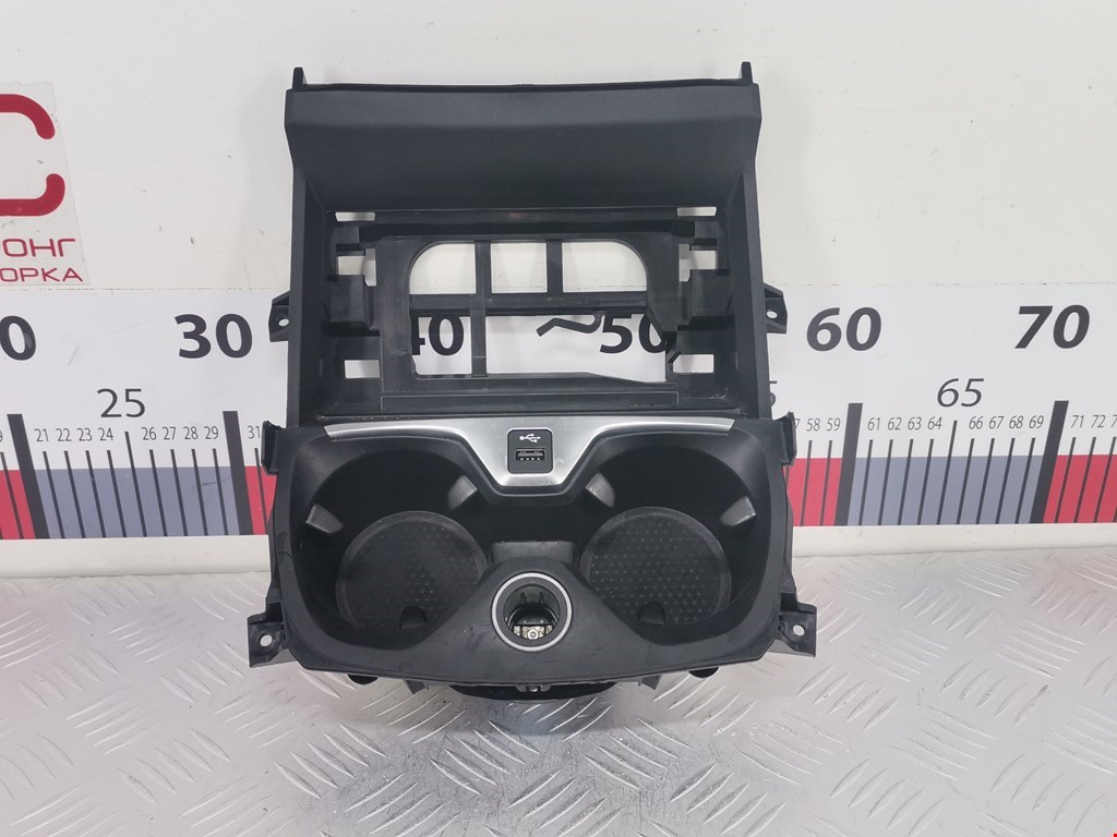 Подстаканник BMW 1er F40 2019-н.в.