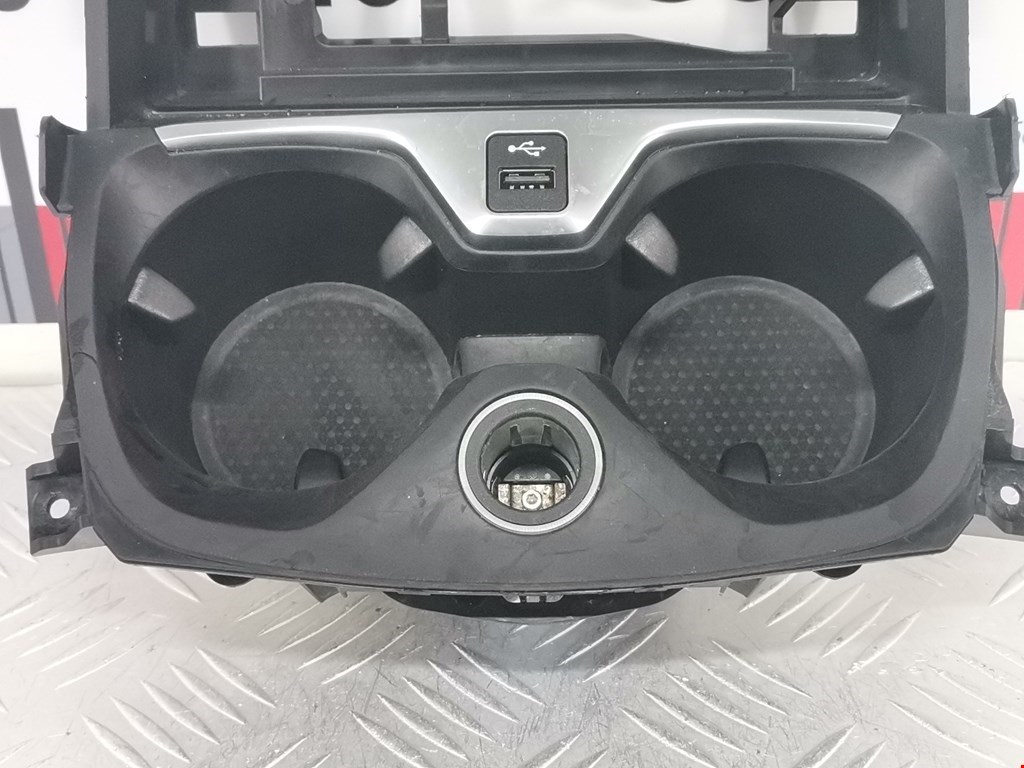 Подстаканник BMW 1er F40 2019-н.в.