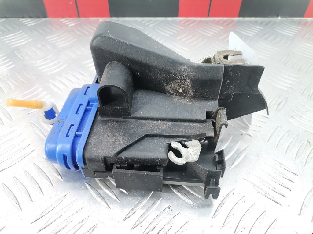 Замок двери задней правой AUDI A4 B5 1995-2001