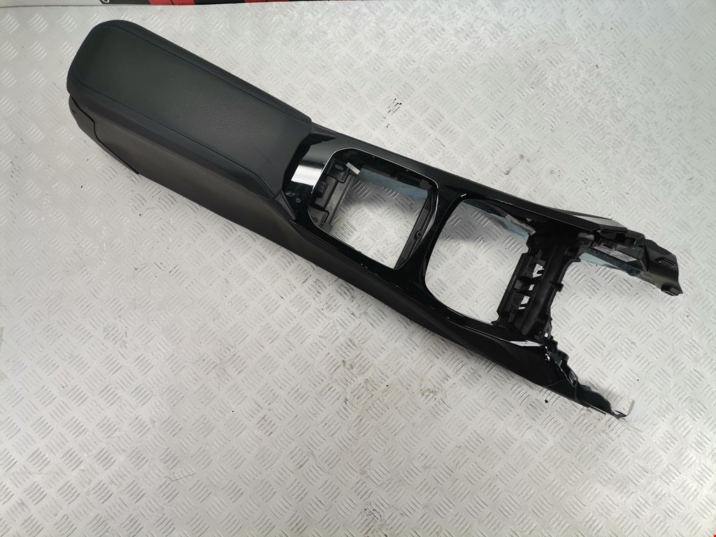 Подлокотник в салон BMW 1er F40 2019-н.в.