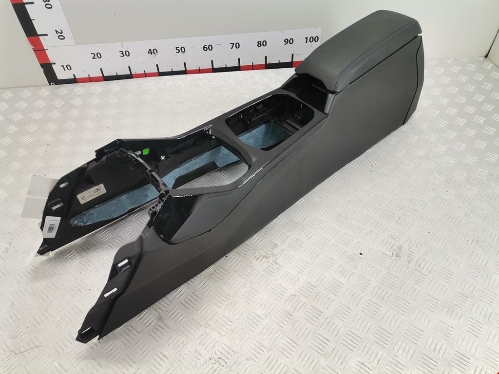 Подлокотник в салон BMW 1er F40 2019-н.в.