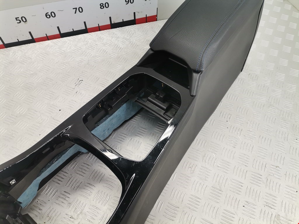Подлокотник в салон BMW 1er F40 2019-н.в.