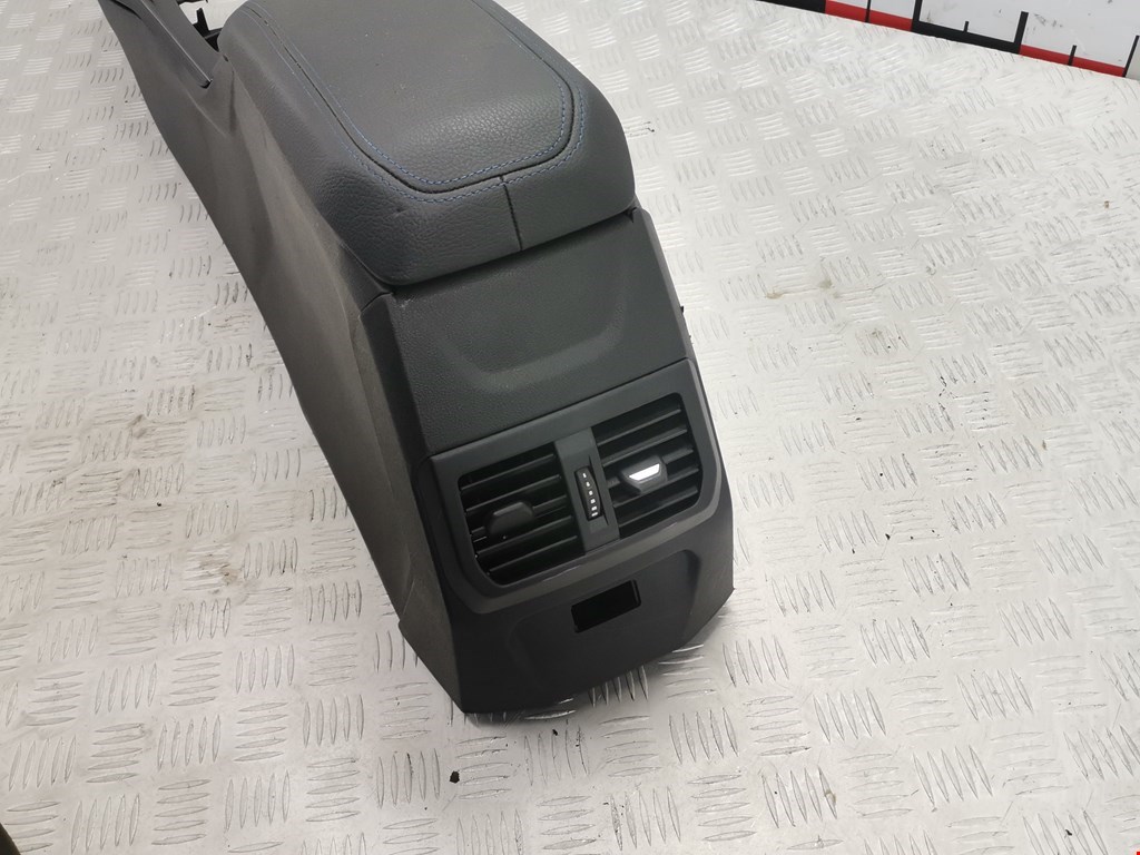 Подлокотник в салон BMW 1er F40 2019-н.в.