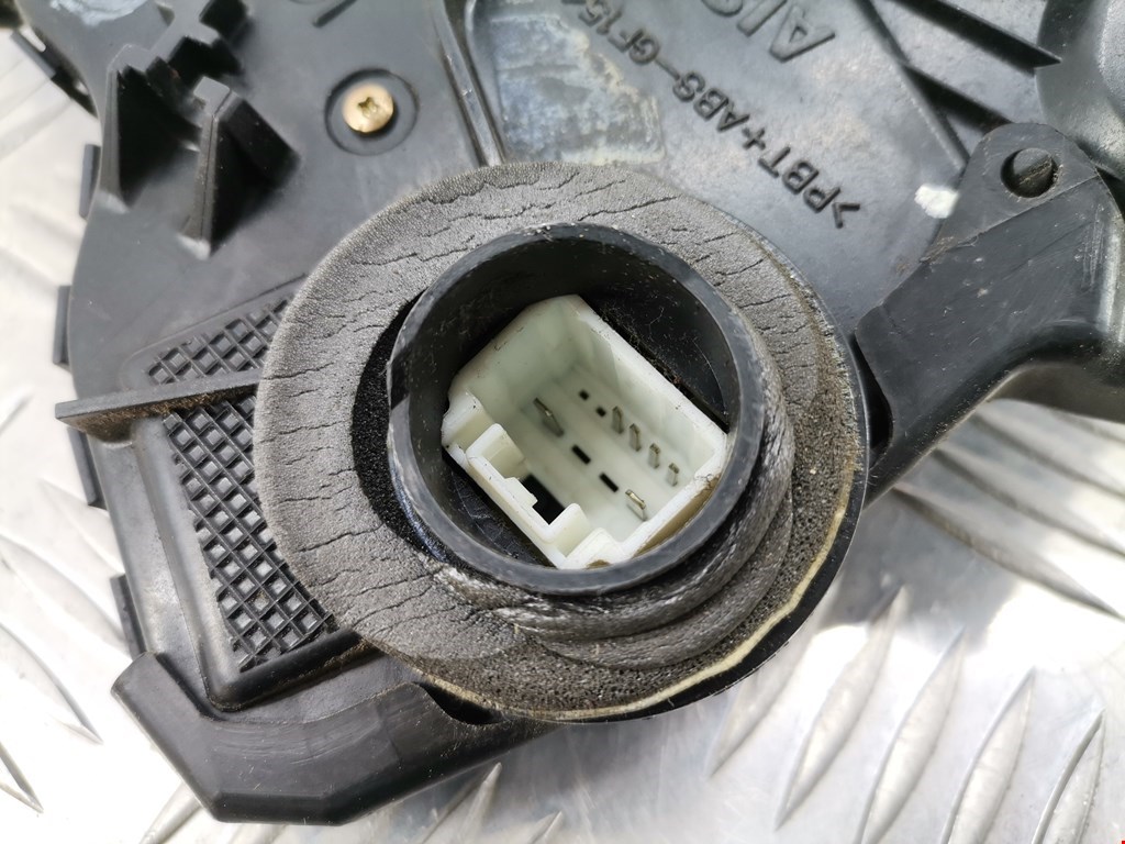 Замок двери передней левой TOYOTA Avensis 2003-2008