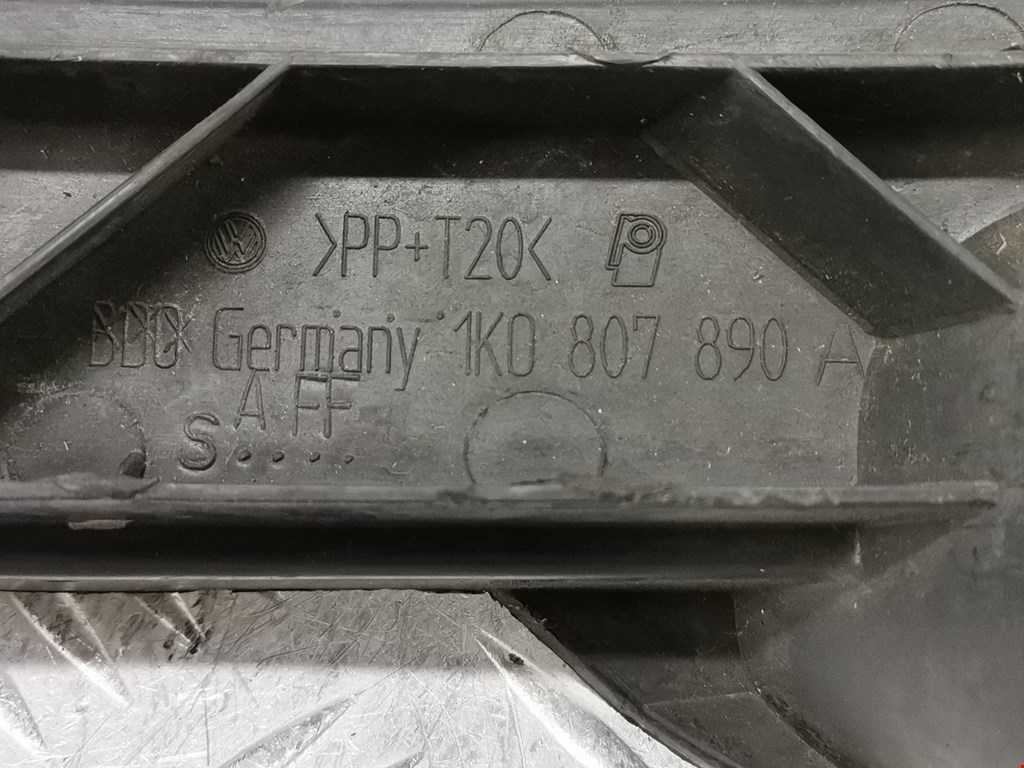 Кронштейн переднего бампера правый VOLKSWAGEN Golf V 2003-2009