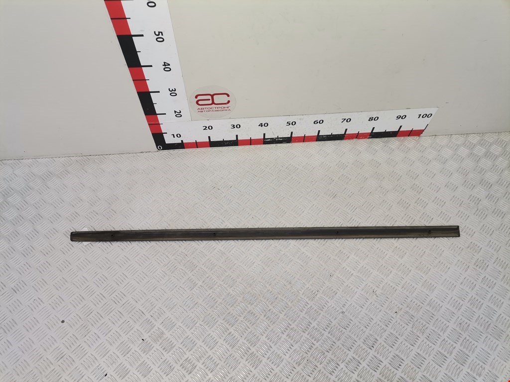 Накладка декоративная (молдинг) двери передней правой Ford Focus 2 (2004-2011)