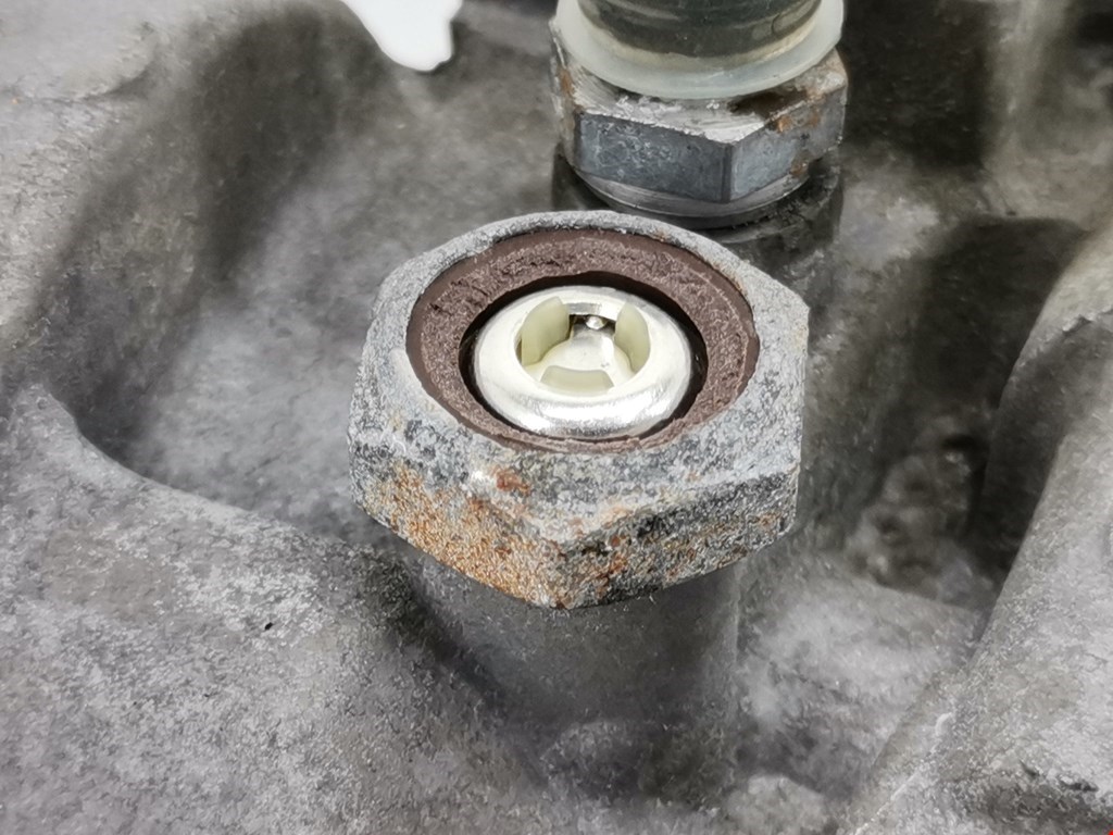 Корпус масляного фильтра VOLKSWAGEN Touran 2003-2010