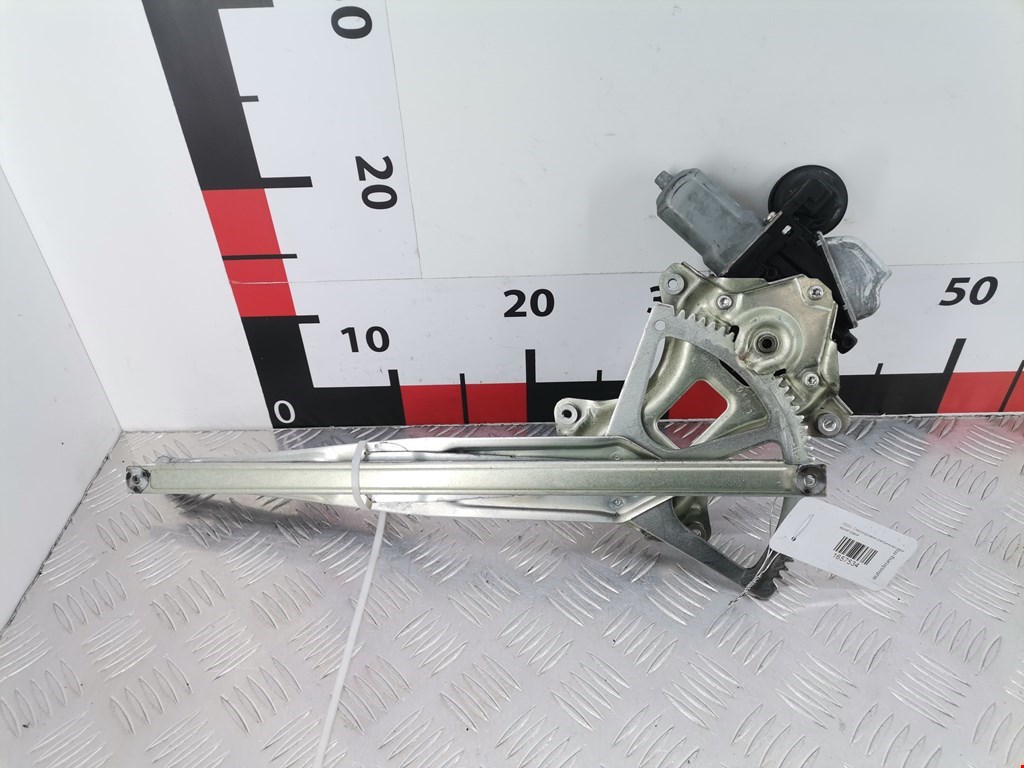 Стеклоподъемник задний правый TOYOTA Prius III XW30 2009-2015