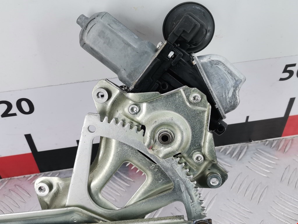 Стеклоподъемник задний правый TOYOTA Prius III XW30 2009-2015