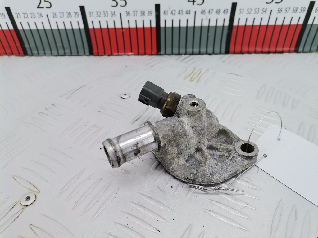 Фланец (штуцер системы охлаждения тройник) Mazda MX 5 (NB) (1998-2005)