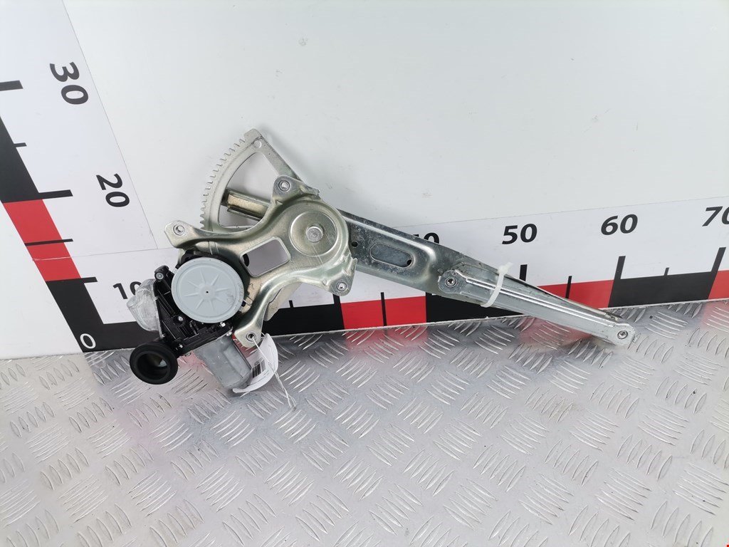 Стеклоподъемник задний левый TOYOTA Prius III XW30 2009-2015