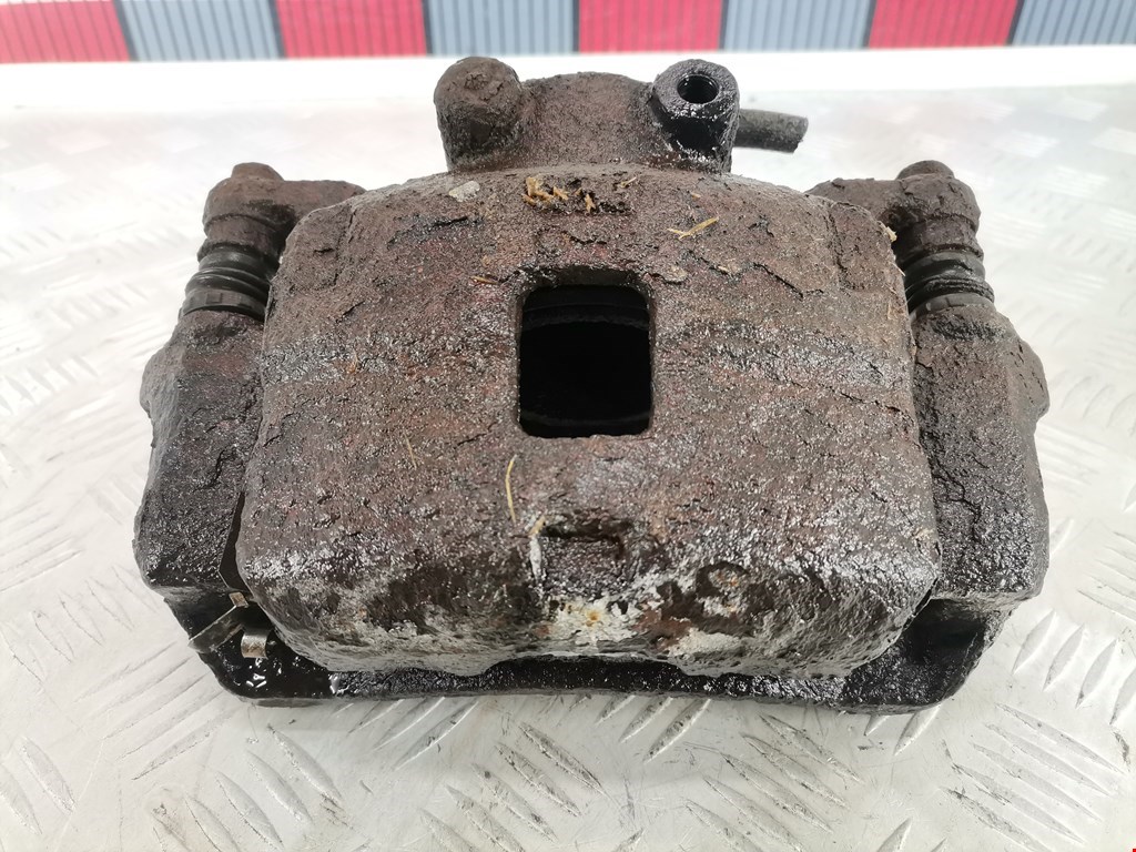 Суппорт передний правый Mitsubishi L200 4 (2006-2015)