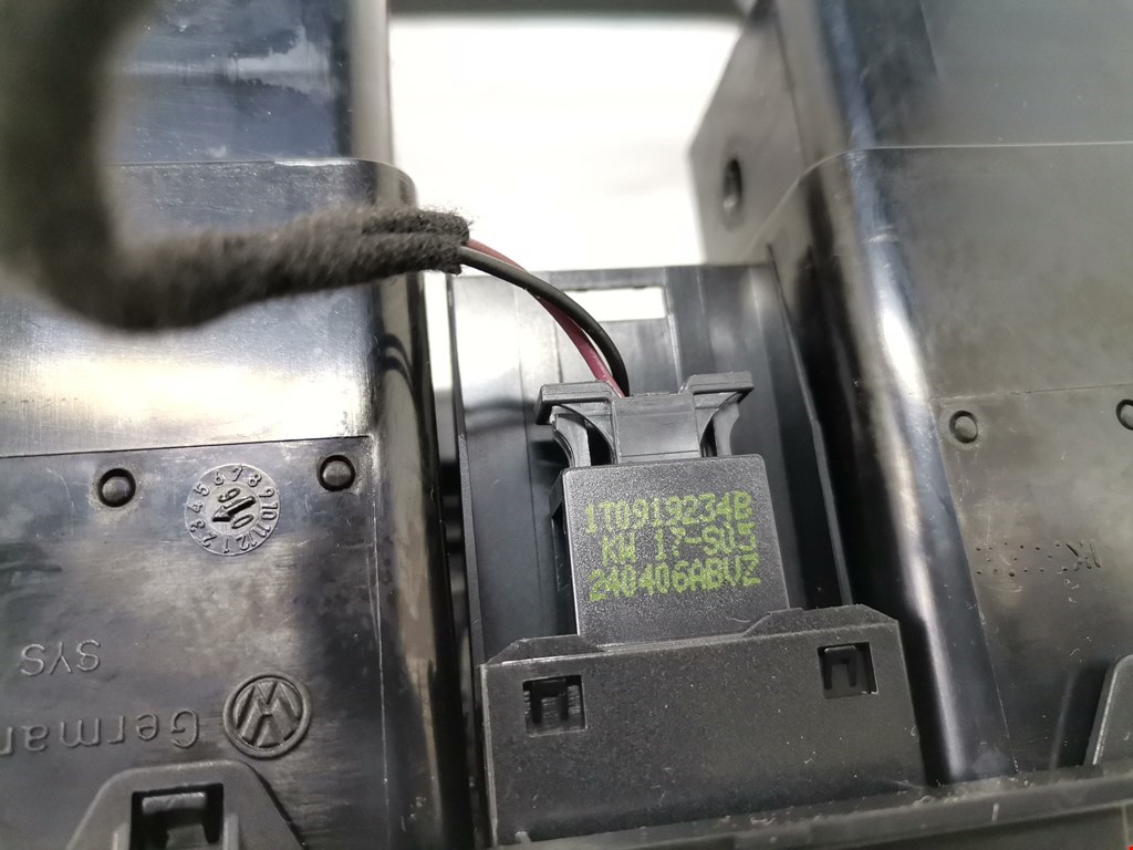 Дефлектор воздушный VOLKSWAGEN Touran 2003-2010