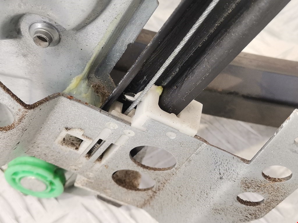 Стеклоподъемник задний левый AUDI A4 B5 1995-2001