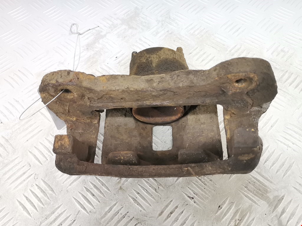 Суппорт передний левый Mitsubishi L200 4 (2006-2015)