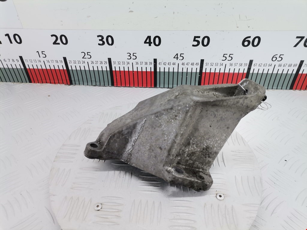 Кронштейн (крепление лапа) двигателя Audi A6 C5 (1997-2005)