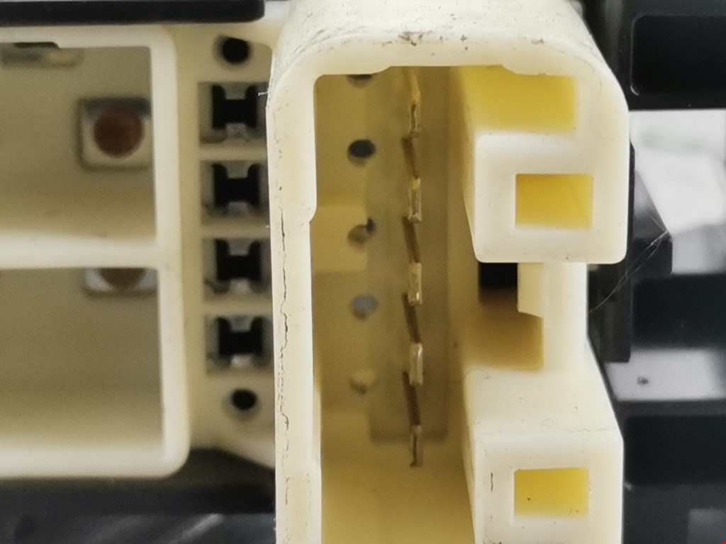 Кнопка стеклоподъемника TOYOTA Yaris II XP50 2005-2011