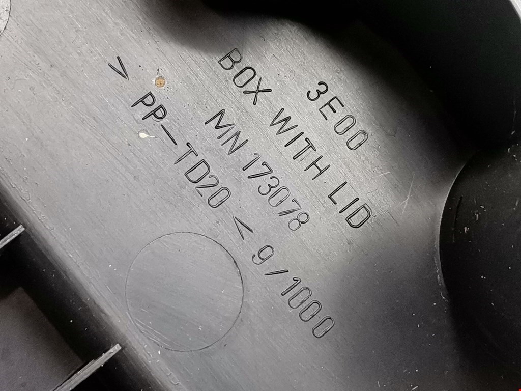 Подлокотник в салон MITSUBISHI L200 KB 2006-2015