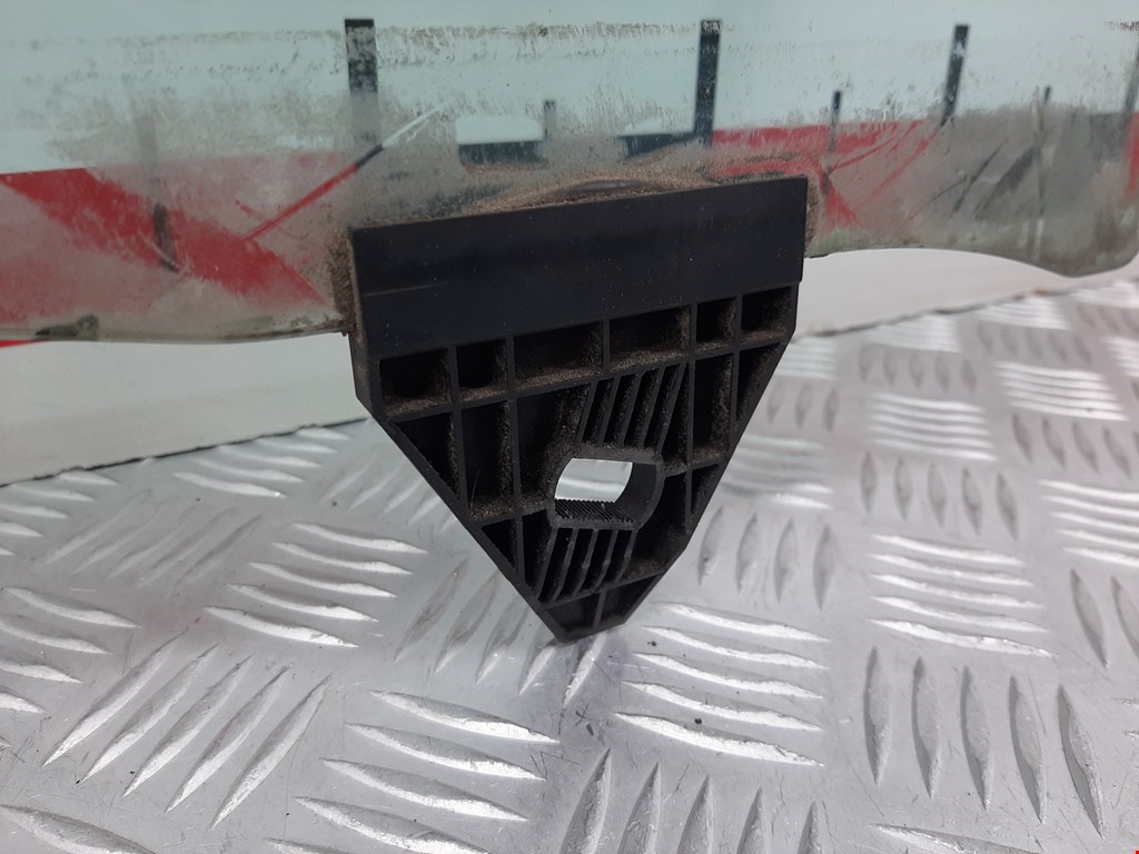 Стекло двери переднее левое AUDI A4 B6 2001-2005