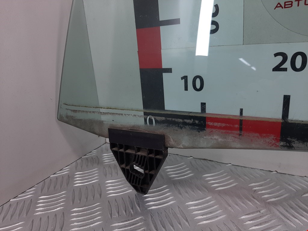 Стекло двери переднее левое AUDI A4 B6 2001-2005