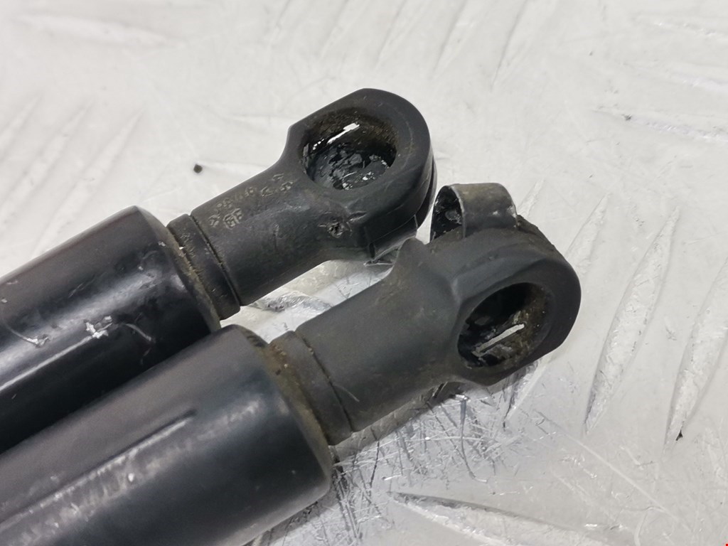 Амортизатор капота левый=правый BMW X3 E83 2003-2010