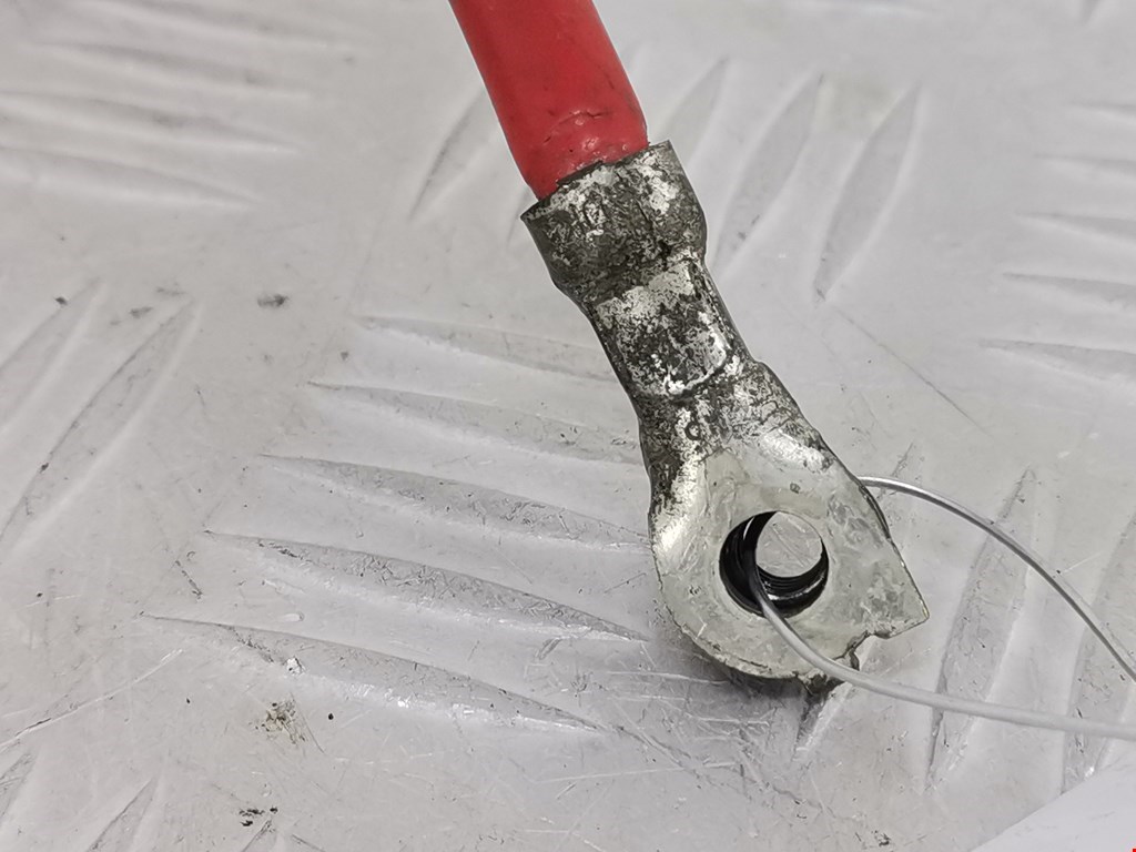 Клемма аккумулятора (плюс) + VOLKSWAGEN Touran 2003-2010