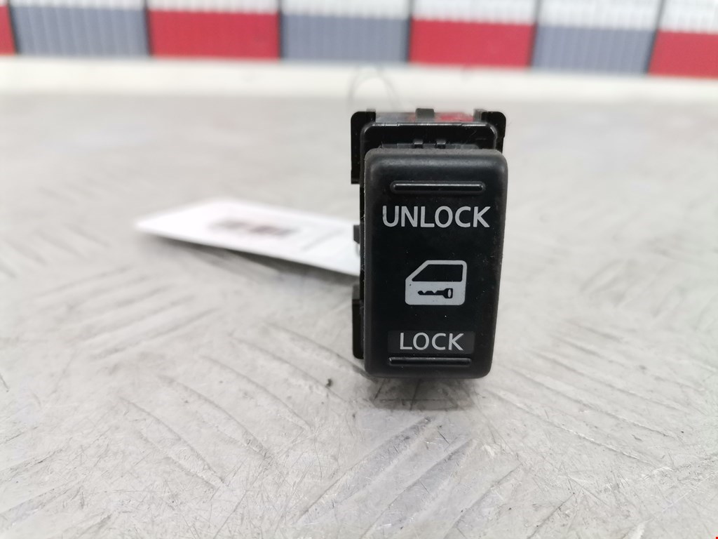 Кнопка центрального замка NISSAN Navara III D40 2005-2015